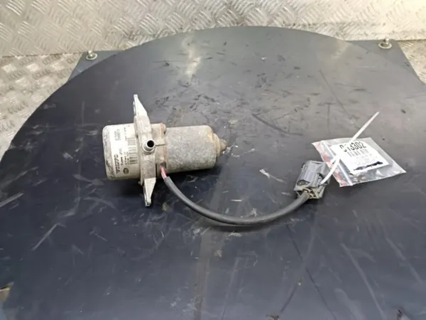 Bomba de vacío Volvo V70 II OEM 30793991 - Usado image 2