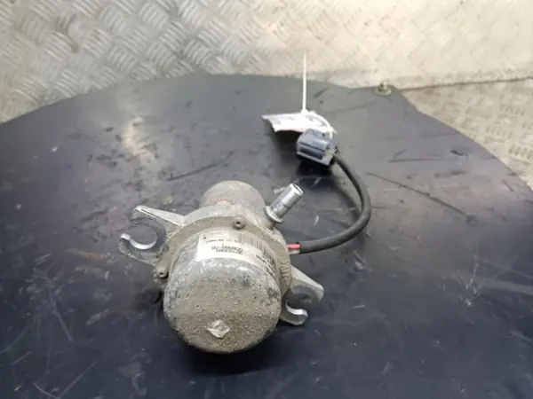 Bomba de vacío Volvo V70 II OEM 30793991 - Usado image 3
