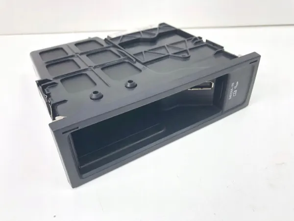 Volkswagen USB-pistorasia OEM 5N0035342D - Käytetty image 2
