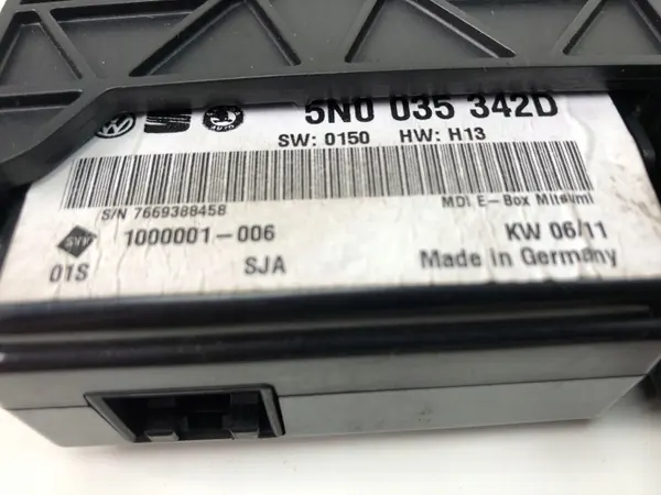 Volkswagen USB-pistorasia OEM 5N0035342D - Käytetty image 3