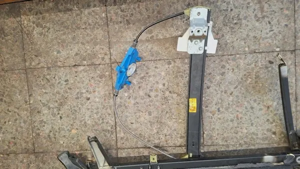 Etummaisen vasemman ikkunan nosturin moottori AUDI A4 B6 8E0837461B image 2