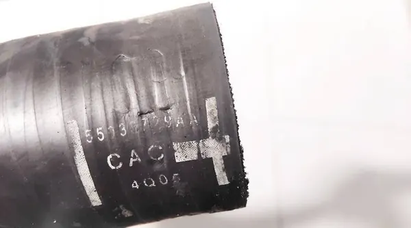 Manguera de intercooler Jeep Cherokee 2006 2.8L OEM 55038729aa image 3