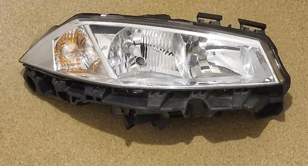 FARO DIREITO RENAULT MEGANE II 7701054655 image 3