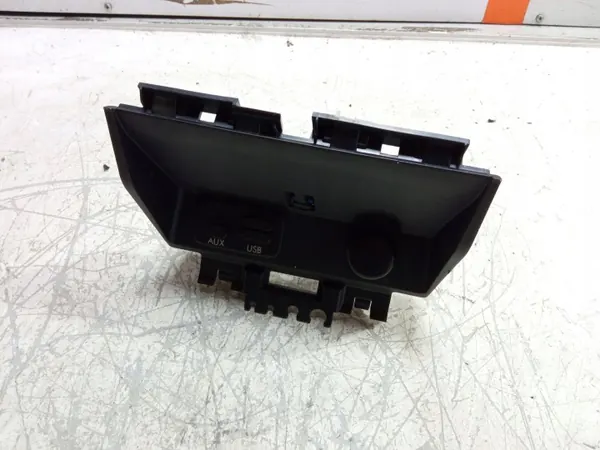 Subaru Levorg USB/AUX-portlock OEM 66241VA000 image 3