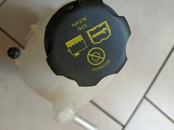 Réservoir de liquide de refroidissement OEM 68290093AA Jeep image 3
