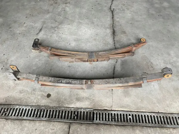 Juego de ballestas traseras OEM 4527 para Iveco Daily VI image 2
