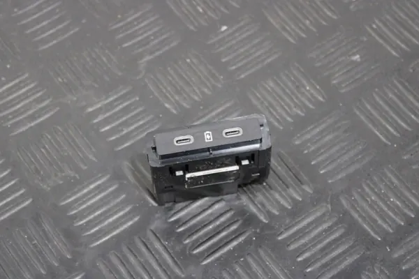 USB-C-pistorasia OEM 248H31069R Dacia Duster III:lle image 2