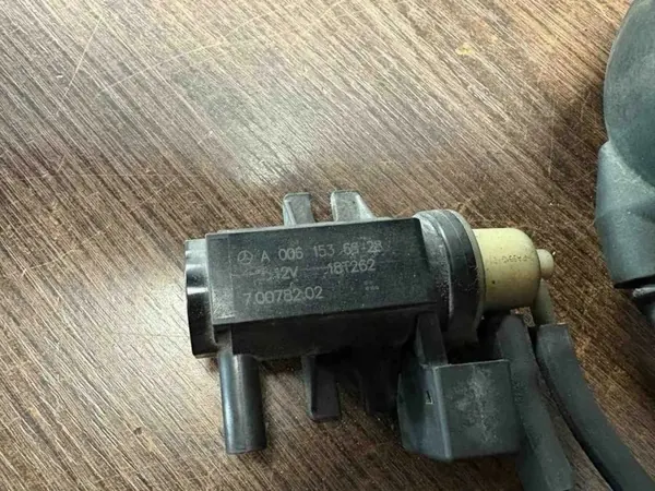 Válvula de vacío Mercedes-Benz OEM 0061536628 image 4