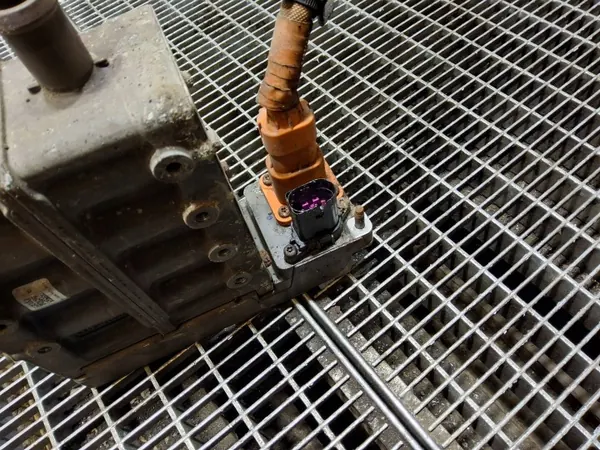 Audi Motorvorwärmungssystem OEM 12E963231F image 4