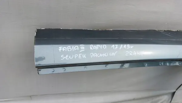 OEM SŁUPEK DACHOWY FABIA oikea kattopilari Skodalle image 3