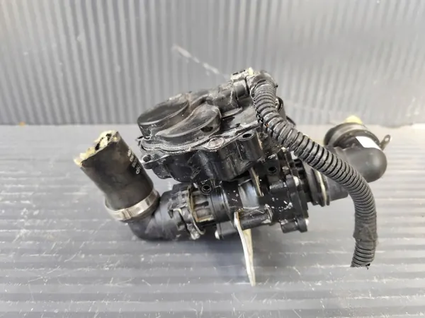 Maserati Thermostatbehuizing OEM 68312761AD - Gebruikt image 2