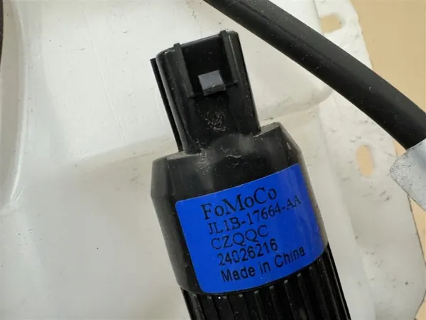 Pesulaitteen säiliöpumppu OEM R2X614B613-AB Ford Courier image 8
