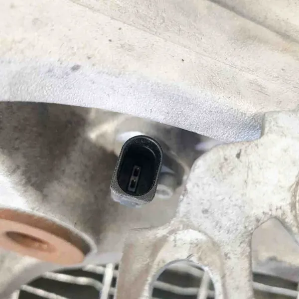 Mozzo posteriore sinistro Audi A6 2.0L 140kw OEM 8R0615611B image 3