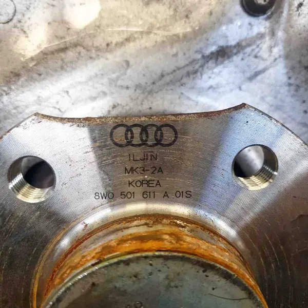 Mozzo posteriore sinistro Audi A6 2.0L 140kw OEM 8R0615611B image 6