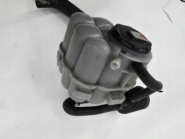 Audi S5 F5 2018 Kylvätskeexpansionstank OEM 8W1121405J image 2
