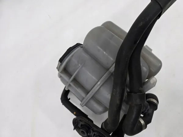 Audi S5 F5 2018 Kylvätskeexpansionstank OEM 8W1121405J image 3