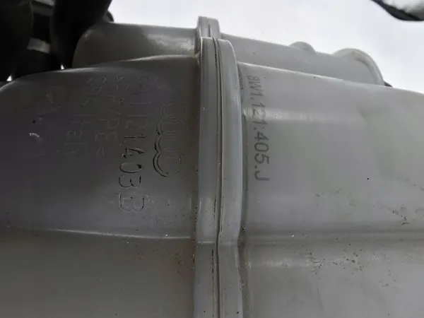 Audi S5 F5 2018 Kylvätskeexpansionstank OEM 8W1121405J image 4