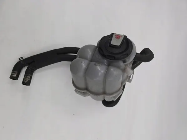 Audi S5 F5 2018 Kylvätskeexpansionstank OEM 8W1121405J image 5