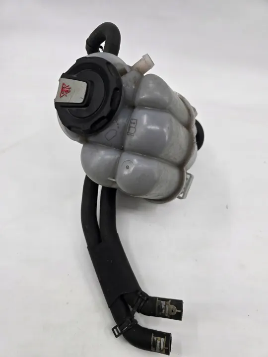 Audi S5 F5 2018 Kylvätskeexpansionstank OEM 8W1121405J image 6