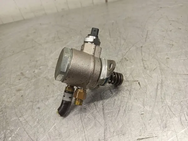 Pompe à carburant haute pression Seat Ibiza IV 2009 OEM 03C127026M image 1