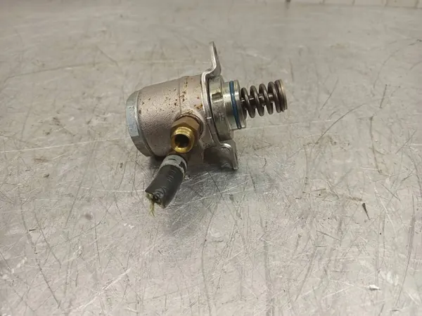 Pompe à carburant haute pression Seat Ibiza IV 2009 OEM 03C127026M image 3