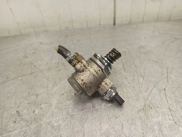 Pompe à carburant haute pression Seat Ibiza IV 2009 OEM 03C127026M image 4