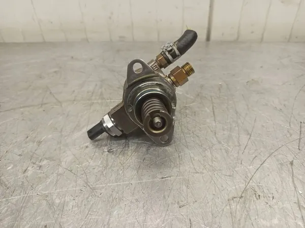 Pompe à carburant haute pression Seat Ibiza IV 2009 OEM 03C127026M image 5