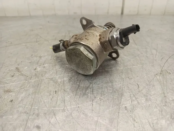 Pompe à carburant haute pression Seat Ibiza IV 2009 OEM 03C127026M image 6