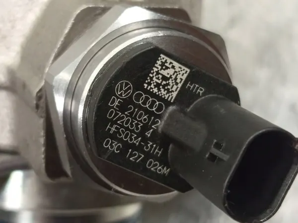 Pompe à carburant haute pression Seat Ibiza IV 2009 OEM 03C127026M image 7