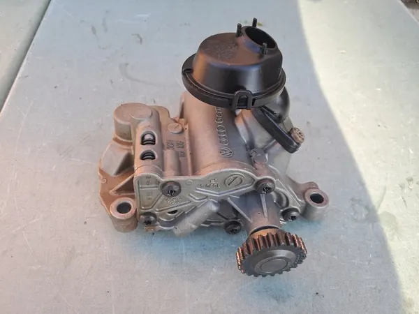 Öljypumppu VW Audi Seat 2.0 TFSI OE 06H115107AD image 3