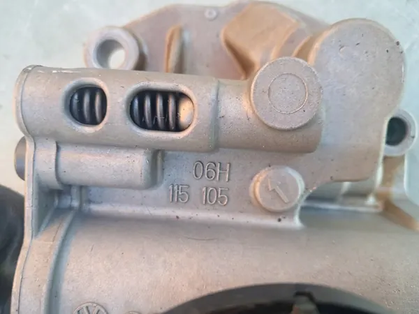 Öljypumppu VW Audi Seat 2.0 TFSI OE 06H115107AD image 6