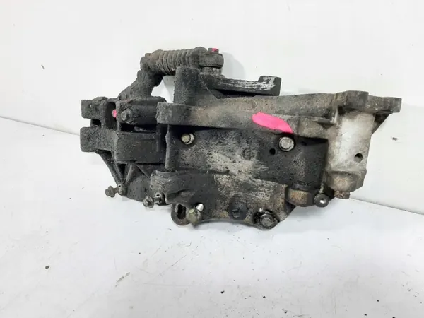 Soporte Alternador Peugeot OEM 9831005880 - Usado image 3
