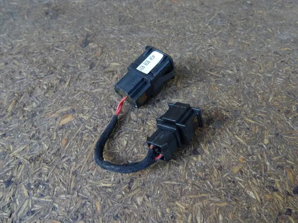 Interruptor de porta-malas AUDI A8 D2 4D0959831 1H0959855D image 3