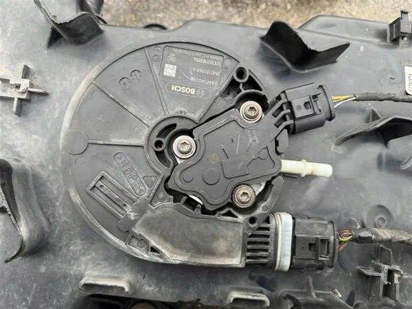 Tanque AdBlue & Bomba OEM 7E0131877K VW Transporter image 7