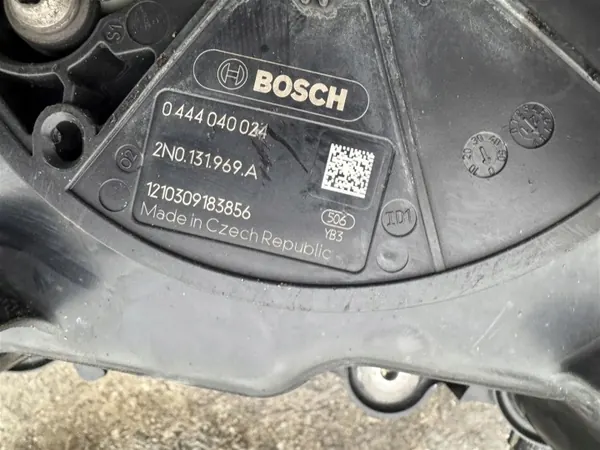 Tanque AdBlue & Bomba OEM 7E0131877K VW Transporter image 8