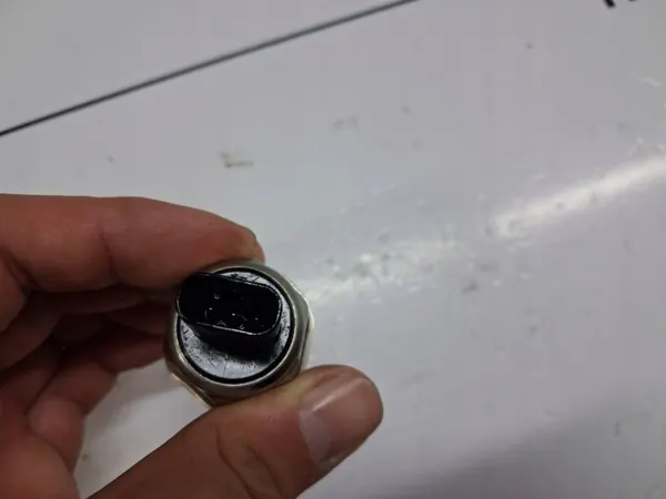 Brandstofdruksensor OEM 28672623 voor Volvo FL D5K image 3