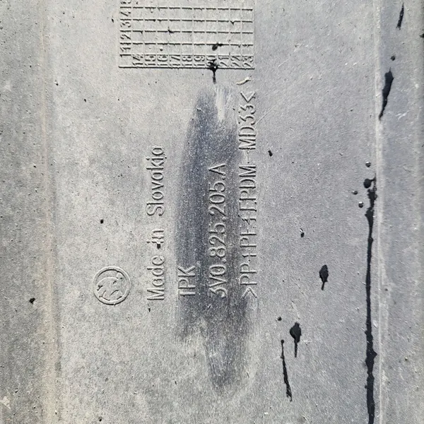 SUPERB B8 Protetor de Chassi Direito Traseiro OEM 3V0825205A image 9