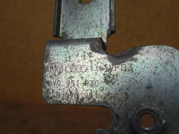 AUDI A3 8V 12-20 Suporte de Buzina Direito 5Q0951223A image 5