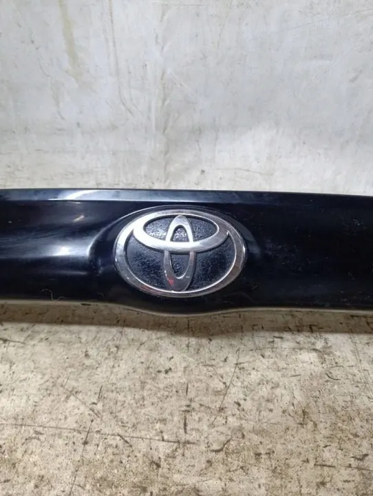 Toyota Yaris IV takakontin koriste OEM 768010DC50 image 4