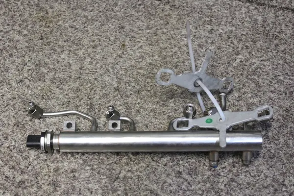 Rail de carburant BMW F10 F20 2.0 4804160 2375198 image 2