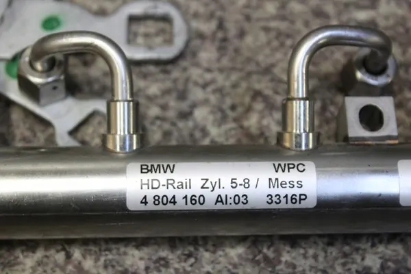 Rail de carburant BMW F10 F20 2.0 4804160 2375198 image 3