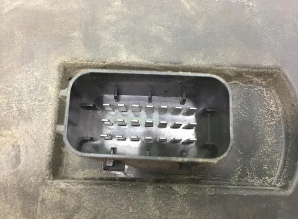 Volvo zekeringkast OEM 22156455 - Gebruikte staat image 7