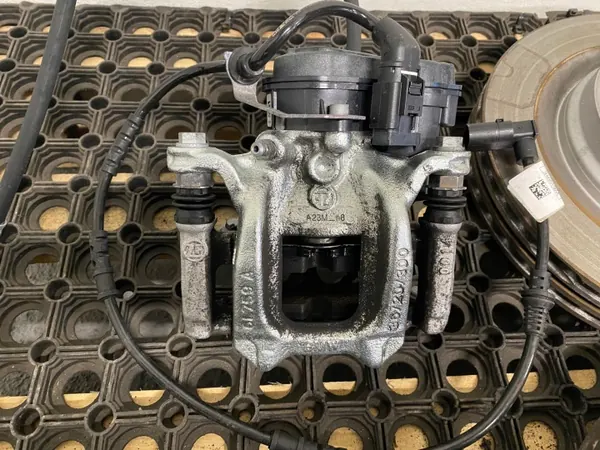 Bremsensatz OEM 6891080 für BMW U11 U25 U10 F70 image 4