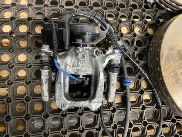 Bremsensatz OEM 6891080 für BMW U11 U25 U10 F70 image 5