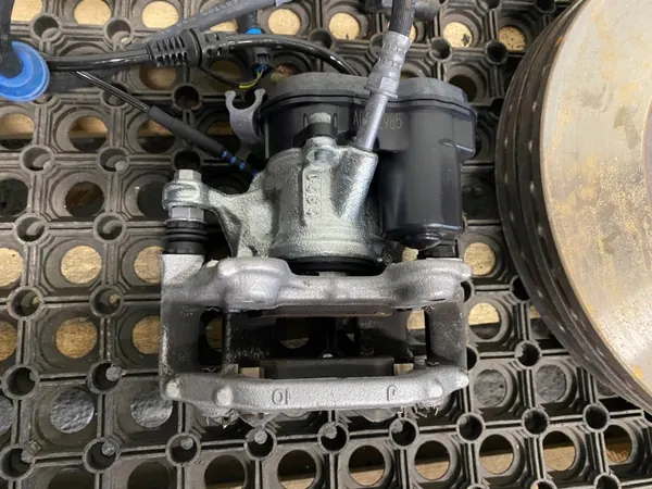 Bremsensatz OEM 6891080 für BMW U11 U25 U10 F70 image 6