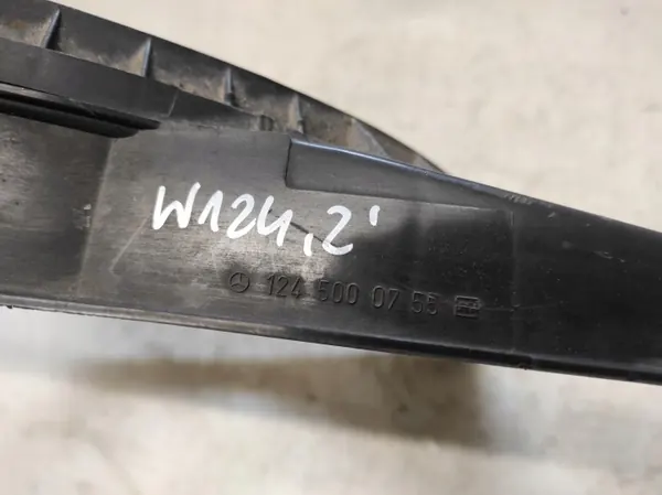 Mercedes W124 Fläktkåpa OEM 1245000755 - Begagnad image 4