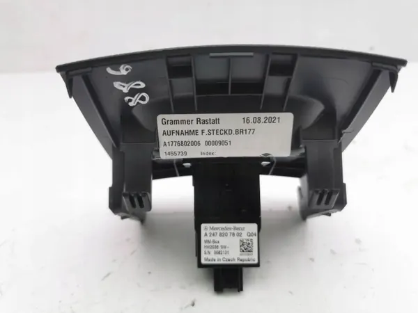 Mercedes-Benz EQA 2022 Taka-USB-portti OEM A2478207802 image 4