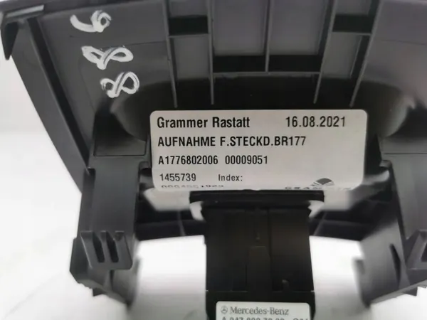 Mercedes-Benz EQA 2022 Taka-USB-portti OEM A2478207802 image 6