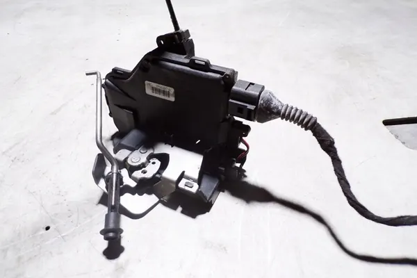 AUDI A4 Bakre högra dörrlås 8E0839016C image 2