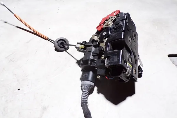 AUDI A4 Bakre högra dörrlås 8E0839016C image 3